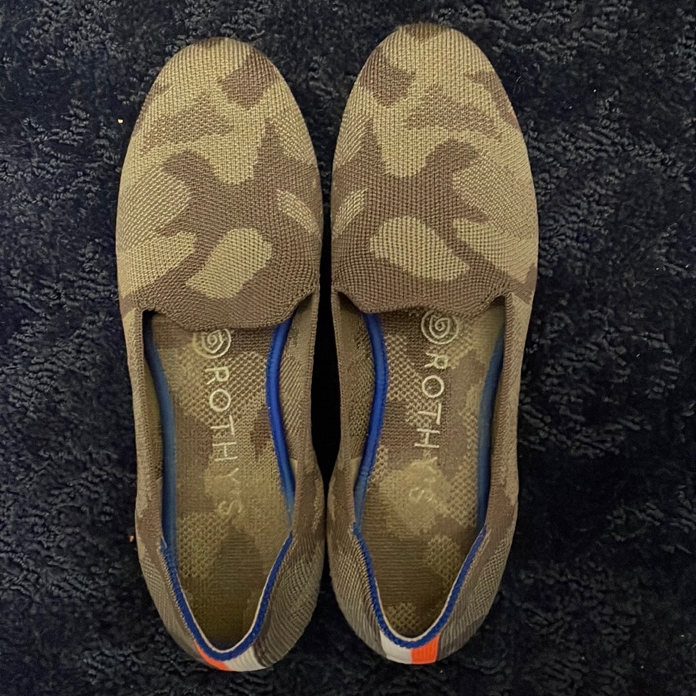 Camo (brownish) Rothy’s good condition. Can be washed.